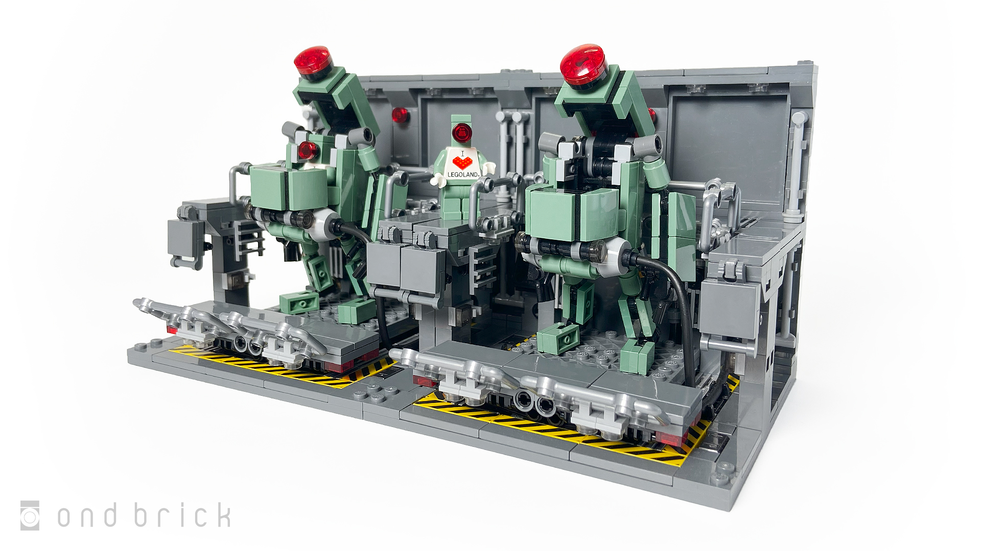 ハンガーに固定されたレゴロボ「オンボー」を整備する量産型オンドのシグフィグ