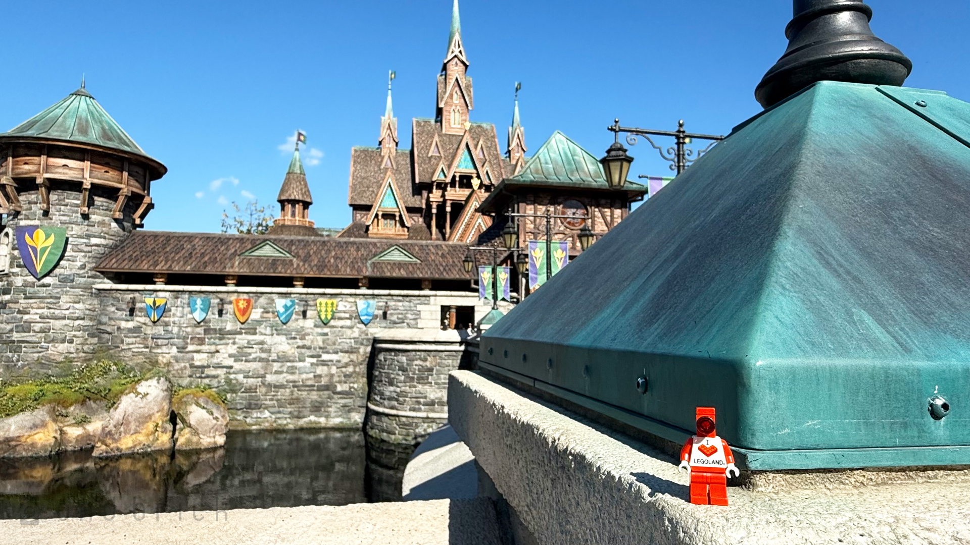 東京ディズニーシーのアレンデール城の前に立つオンドのシグフィグ