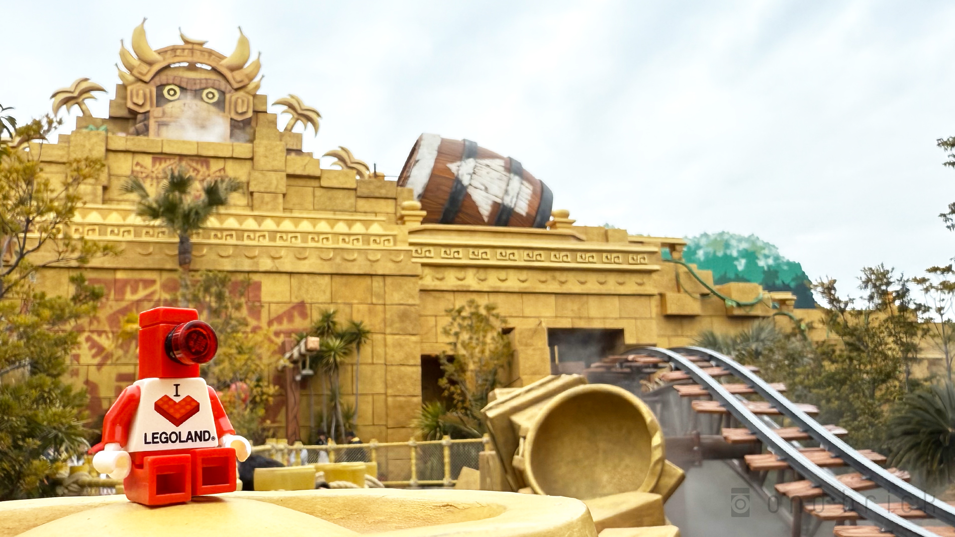 ユニバーサル・スタジオ・ジャパンのドンキーコング・カントリー内に座るオンドのシグフィグ