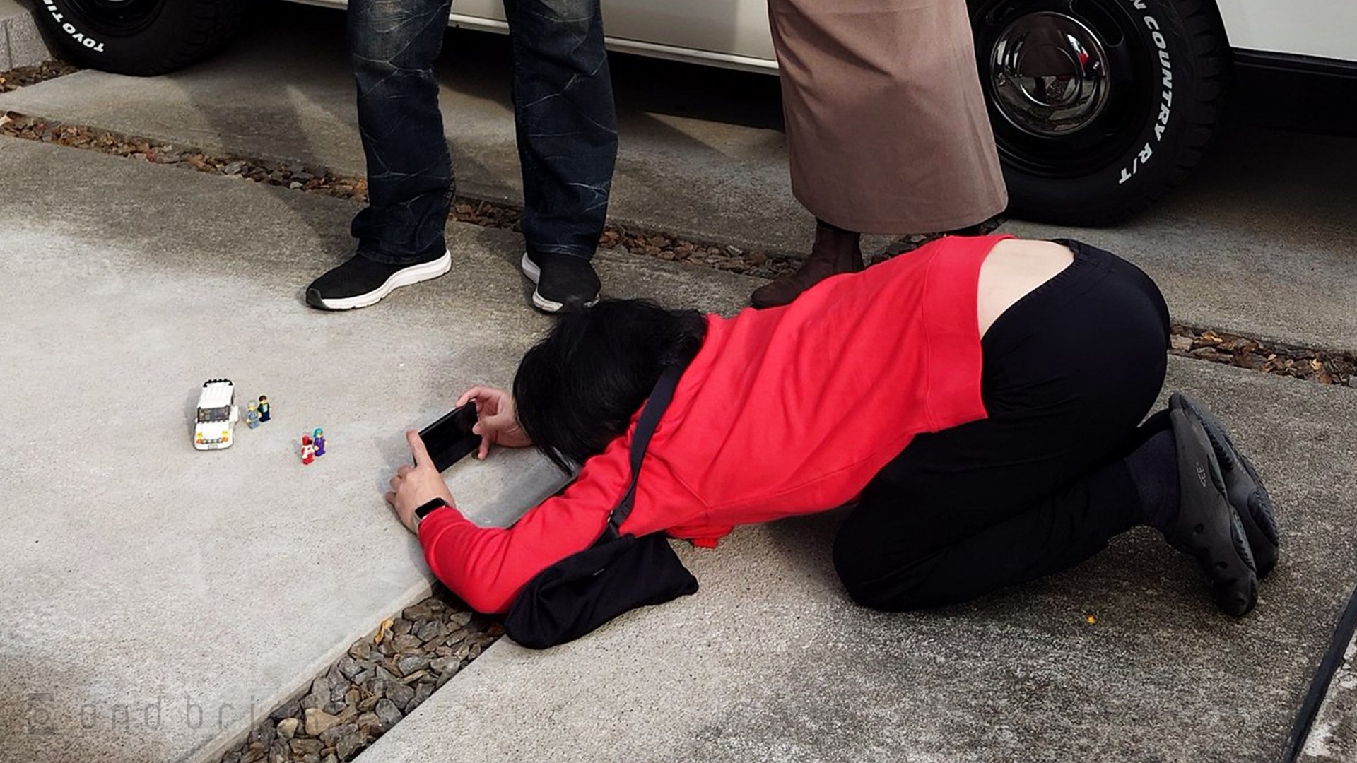 自宅の駐車場にて半ケツ気味でシグフィグを撮影するオンド